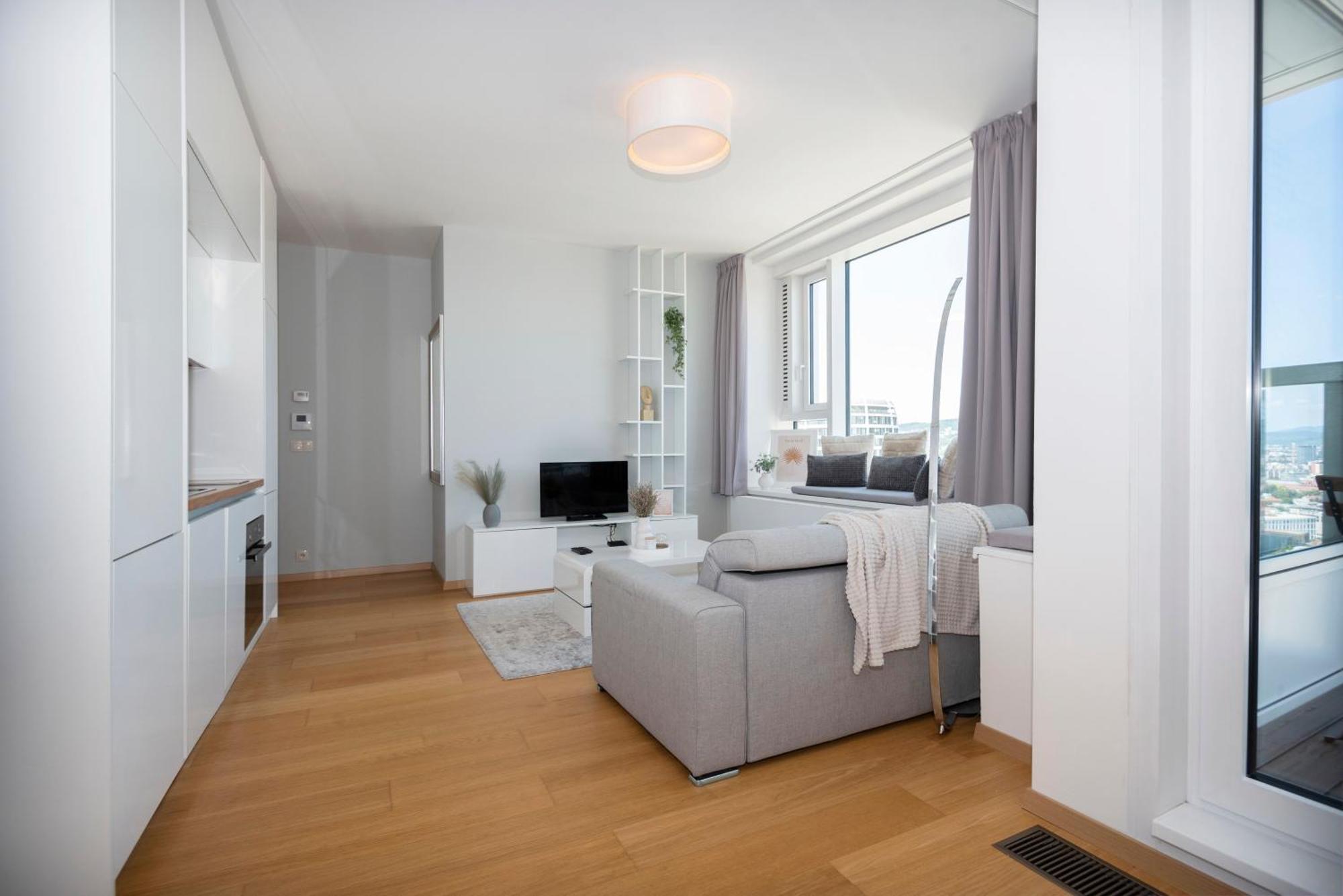 Appartamento Luxury 1Bdrm On The 28Th Floor Bratislava Esterno foto