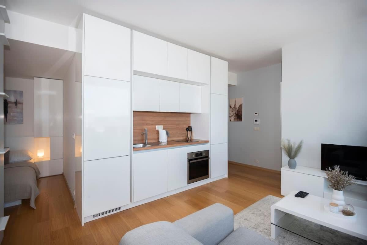 Appartamento Luxury 1Bdrm On The 28Th Floor Bratislava Esterno foto