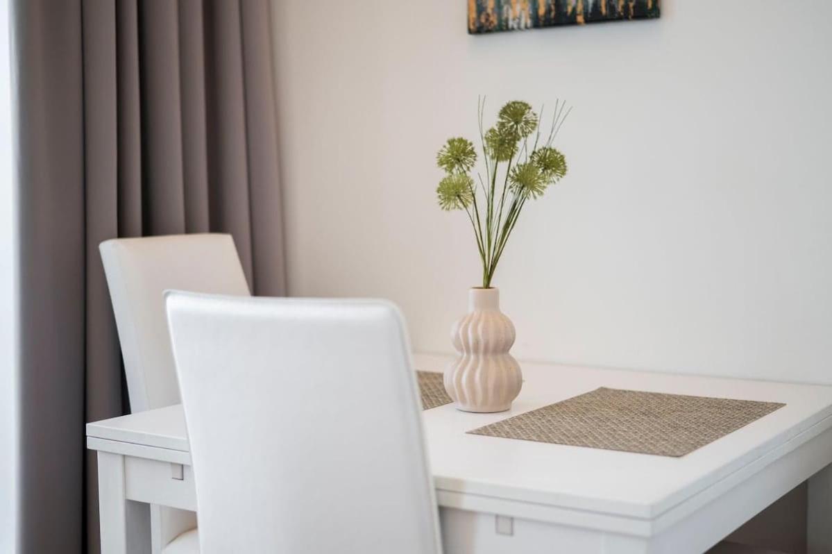 Appartamento Luxury 1Bdrm On The 28Th Floor Bratislava Esterno foto