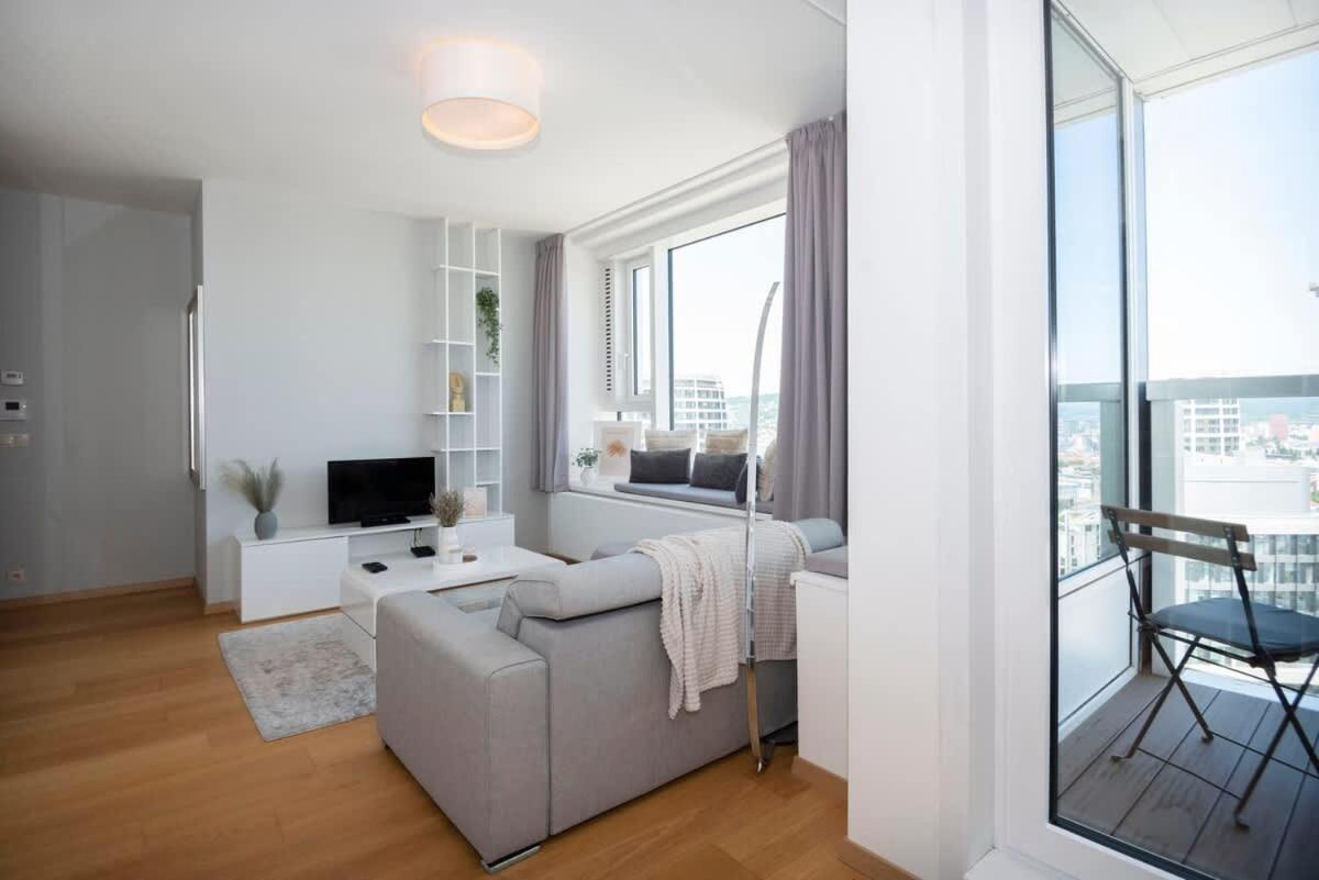 Appartamento Luxury 1Bdrm On The 28Th Floor Bratislava Esterno foto