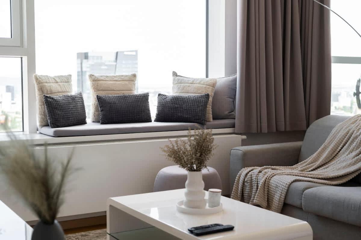 Appartamento Luxury 1Bdrm On The 28Th Floor Bratislava Esterno foto